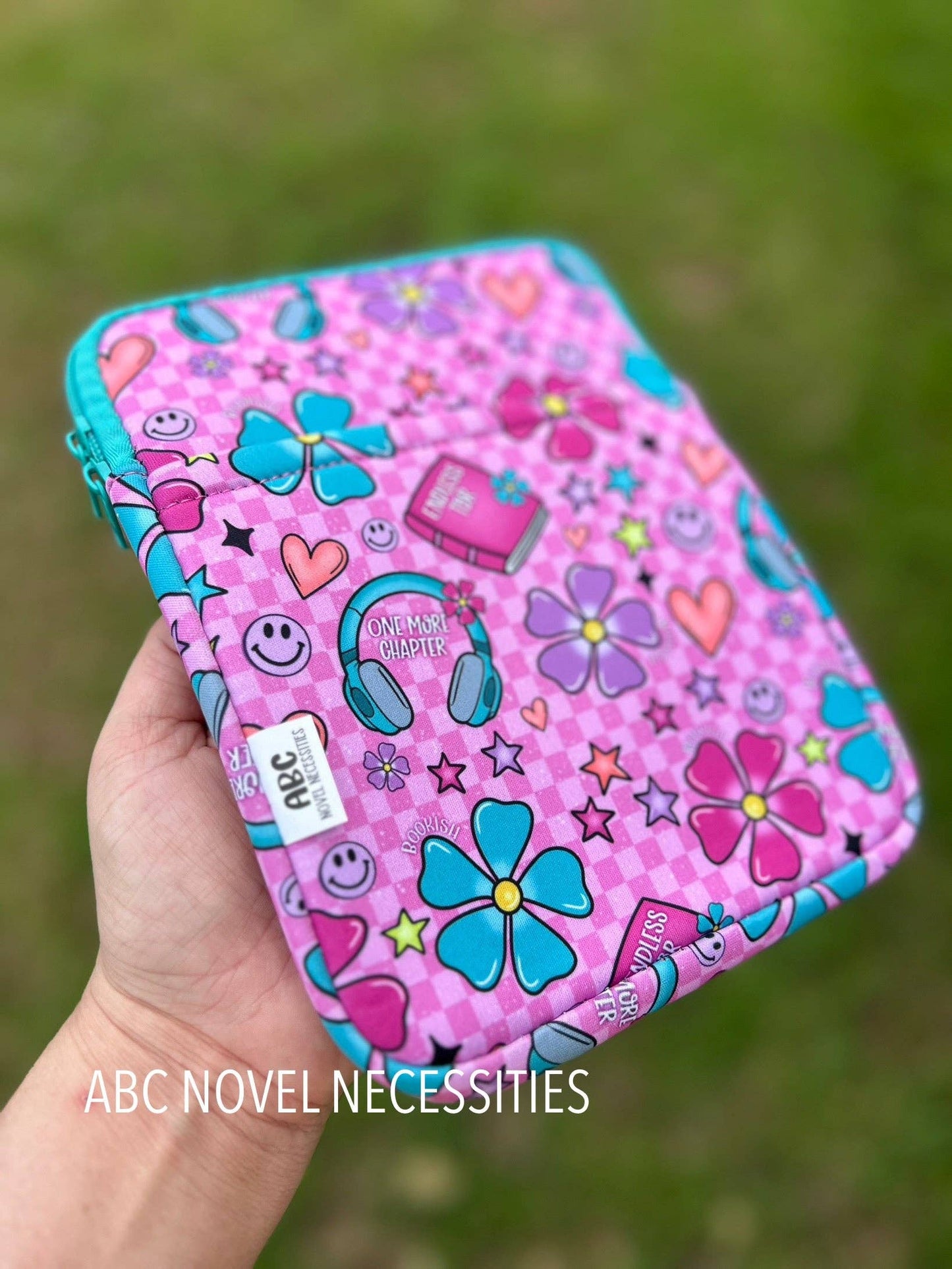 Kindle Sleeve - Checkered Bookish Design